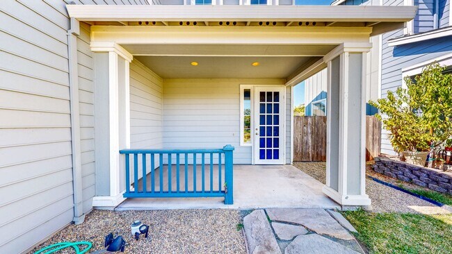 Building Photo - Bright two story 3 Bedroom 2.5 Bathroom Ho...