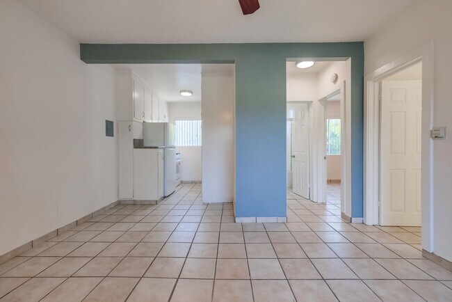 Building Photo - 2431 S Ridgeley Dr