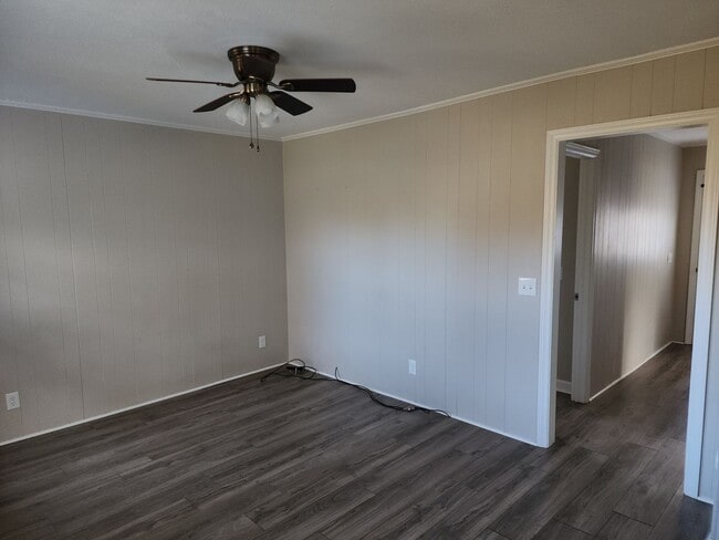 Building Photo - 3 bed 2 bath Rental