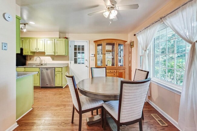 Building Photo - Nice SF 4bed+ 3 bath / close to Metro