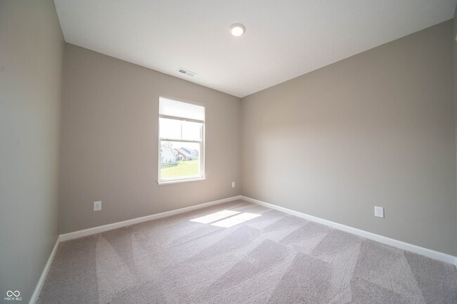 Building Photo - 7062 English Oak Dr
