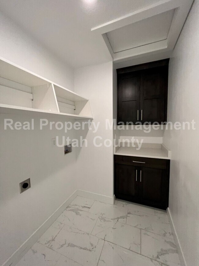 Building Photo - New Lower Price! Cute townhome in Highland