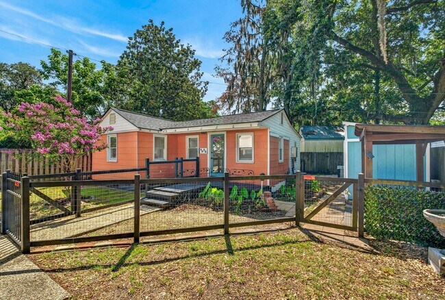 Building Photo - Move-In Ready Home Near Park Circle