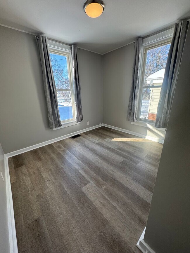 Building Photo - 3 bedroom/1 bedroom