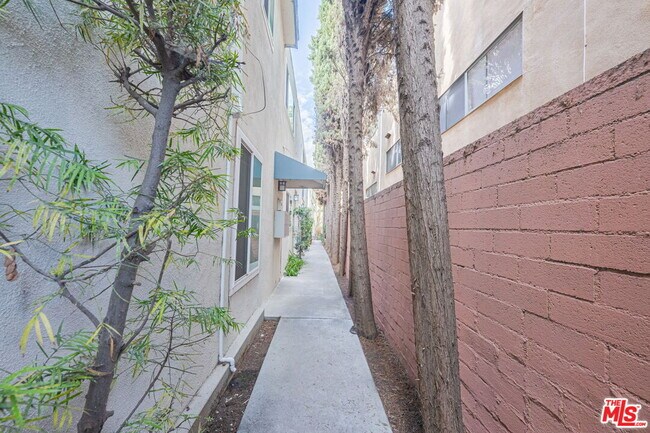 Building Photo - 1544 Stanford St