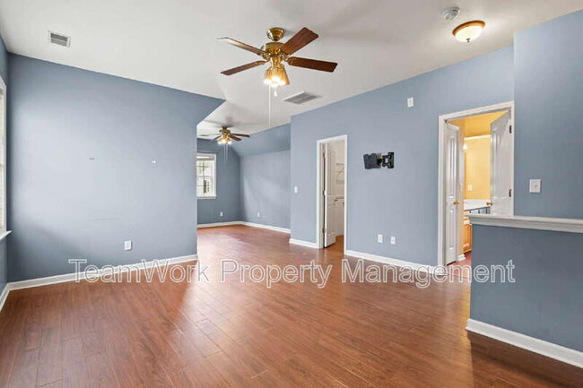 Building Photo - 307 Pimpernel St