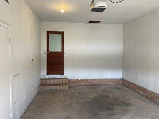 Building Photo - 1105 S Palestine St