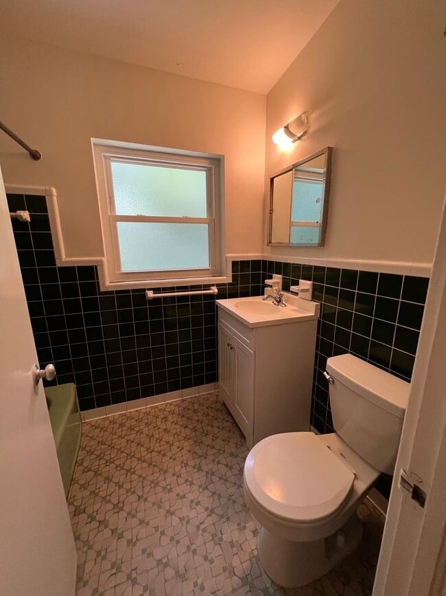 Building Photo - 2002 Chowkeebin Nene