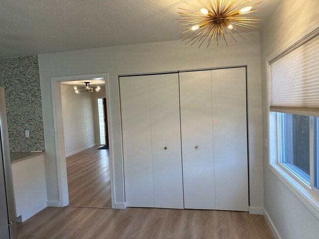 Building Photo - Beautiful high end 1 bedroom duplex with office!