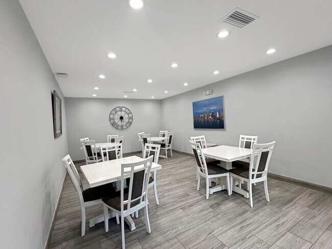 Building Photo - 535 Oaks Dr