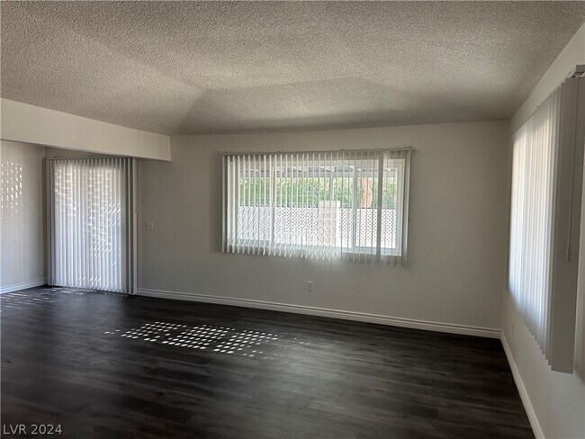 Building Photo - 1121 Willow Tree Dr