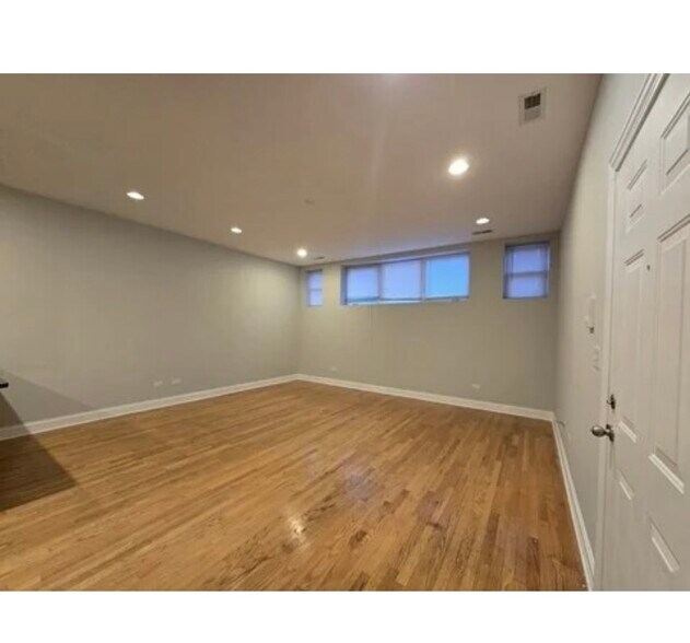 Building Photo - 3831 N Kedzie Ave