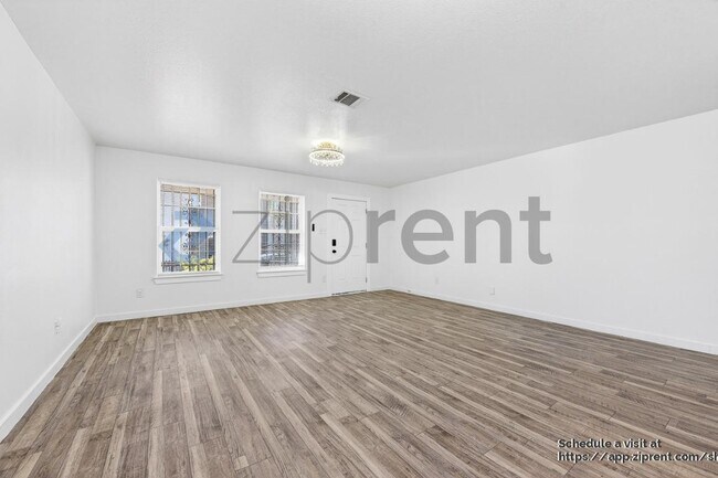 Building Photo - 3226 Navaro St