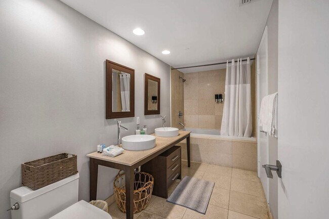 Building Photo - 485 Brickell Ave