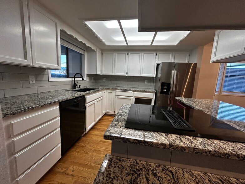 Building Photo - 454 N Pebble Beach Way