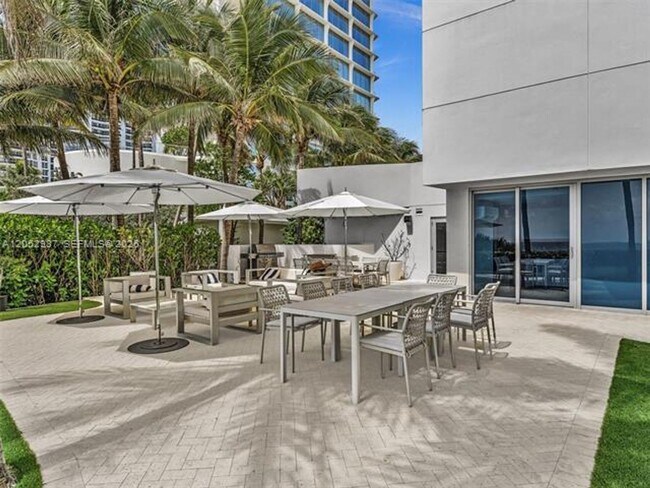 Building Photo - 17001 Collins Ave