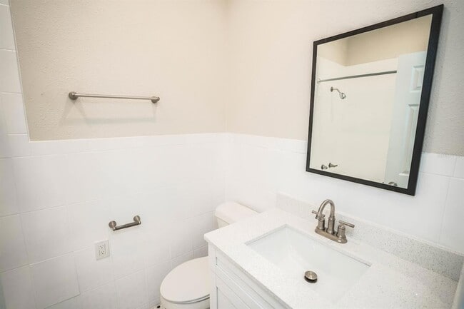 Building Photo - 409 E Jean St