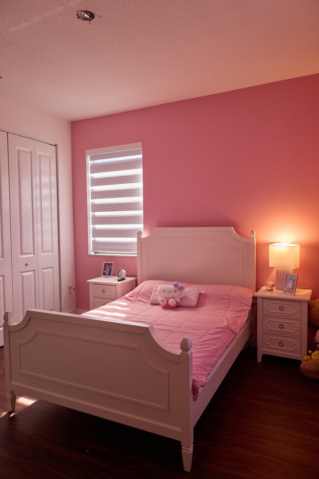 Building Photo - 9909 W 32nd Ln