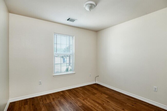Building Photo - 108 Live Oak Cir