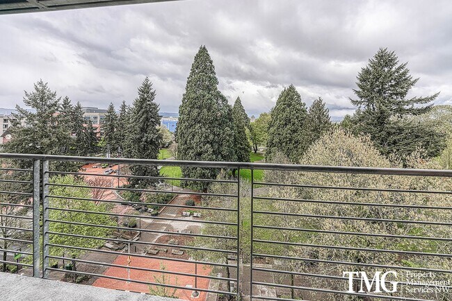 Building Photo - Top-Floor 2BD/2BA Condo w/ Stunning Park Views & Utilities Included