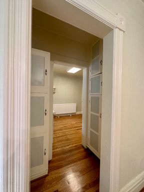 Building Photo - Charming 1-Bedroom Apartment in Desirable ...