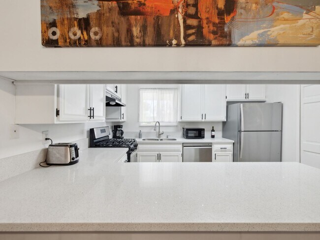 Building Photo - Fully Furnished 3 Bedroom 2 Bath - Single ...