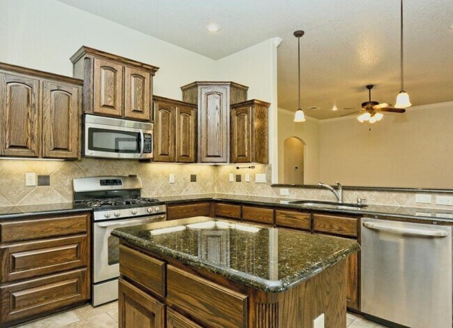 Building Photo - Harker Heights Home With Upgraded Features