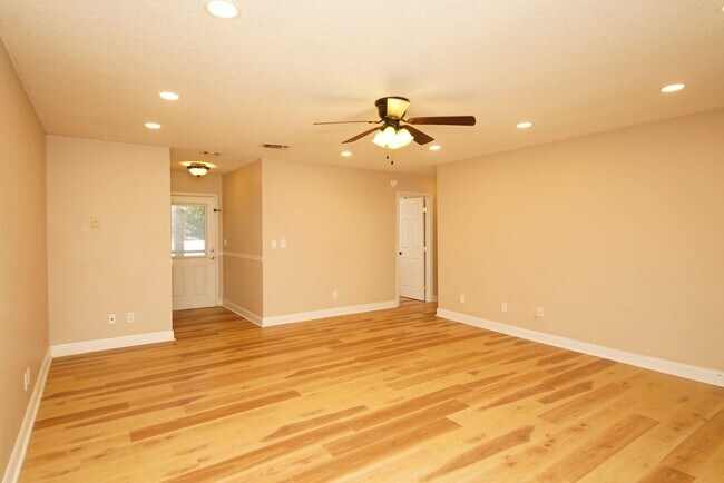 Building Photo - Central Niceville Location