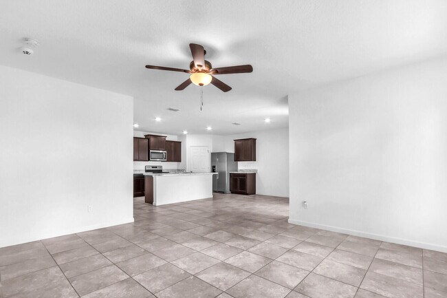 Building Photo - 2550 SE Rock Springs Dr