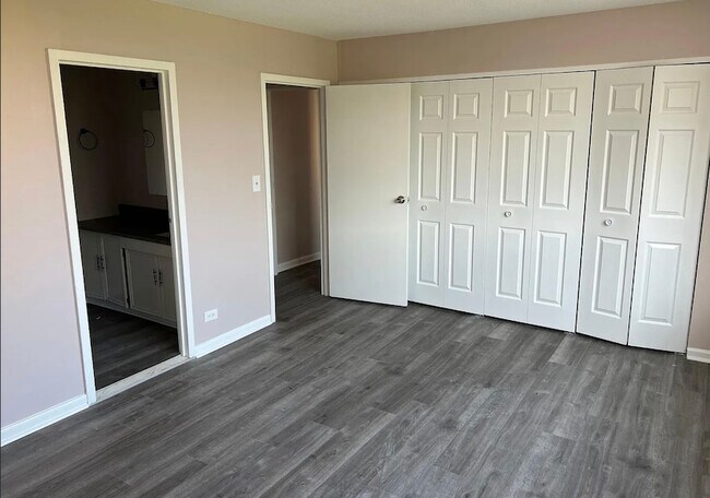 Building Photo - 2211 S Stewart Ave