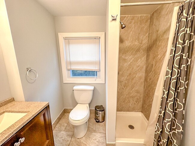 Building Photo - Lovely 3-bed Single Family Home in Hamden! Gorgeous Hardwood Floors throughout!