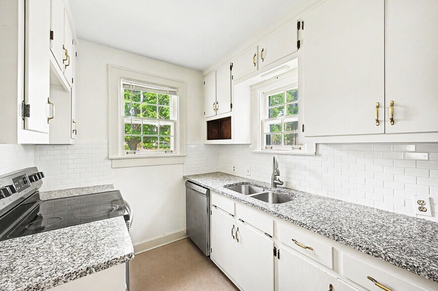 Building Photo - 712 Cantrell Ave