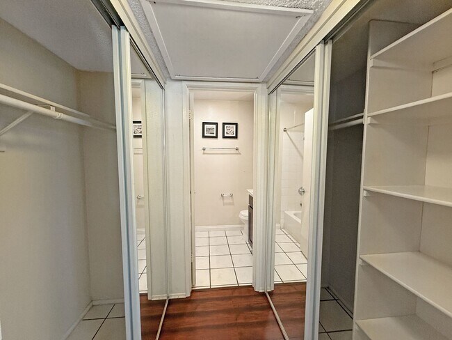 Building Photo - Spacious Studio Unit in Eastlake w/ AC!
