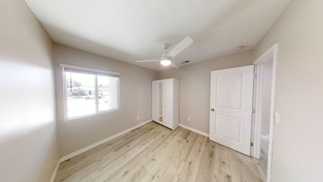 Building Photo - Renovated! 8BD/4BA with POOL!! (Lease Out ...