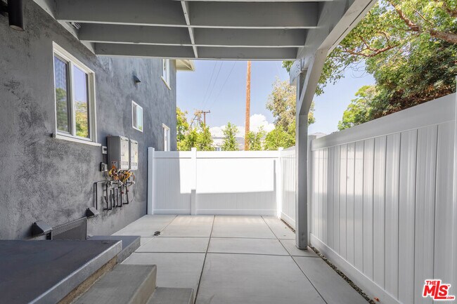 Building Photo - 1812 W Glenoaks Blvd