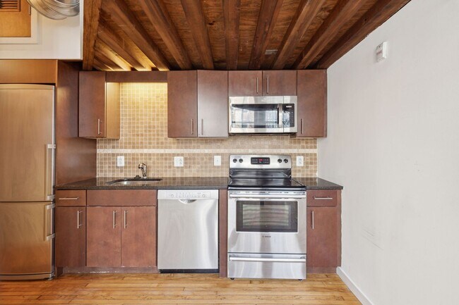 Building Photo - Newly Renovated Condo Center City