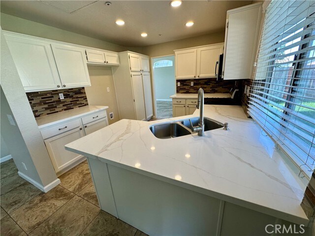 Building Photo - 3680 N Live Oak Ave