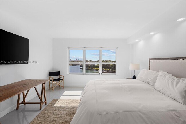 Building Photo - 9102 W Bay Harbor Dr