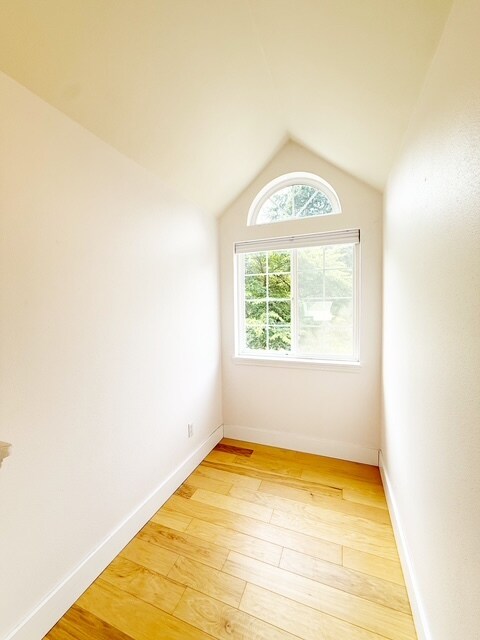 Building Photo - 1128 NW Thornwood Cir