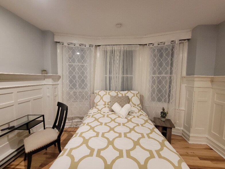 Building Photo - 5023 Spruce St