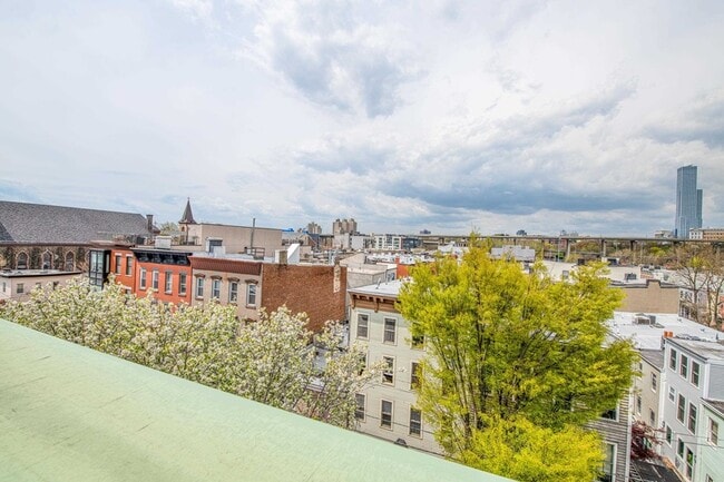 Building Photo - 476 Monmouth St