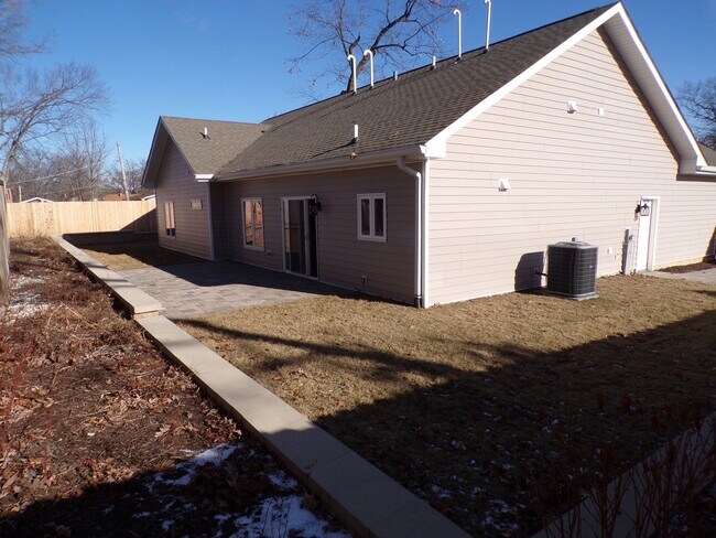 Building Photo - 33476 N Evergreen Dr