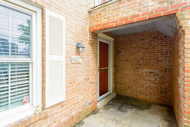 Building Photo - 2 Bed 2 Bath - Bethesda Condo - Large Outd...
