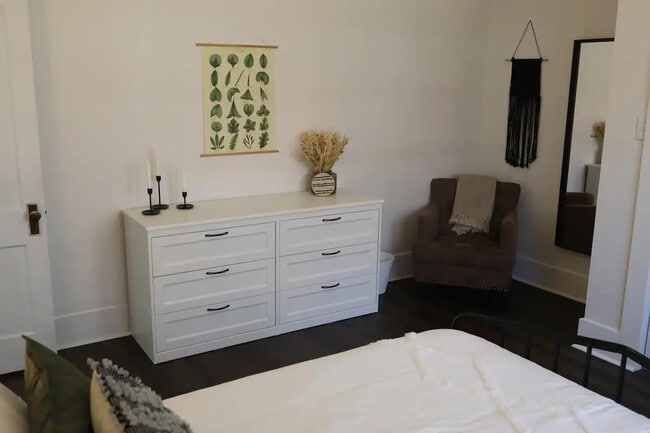 Building Photo - 528 Bond Ave