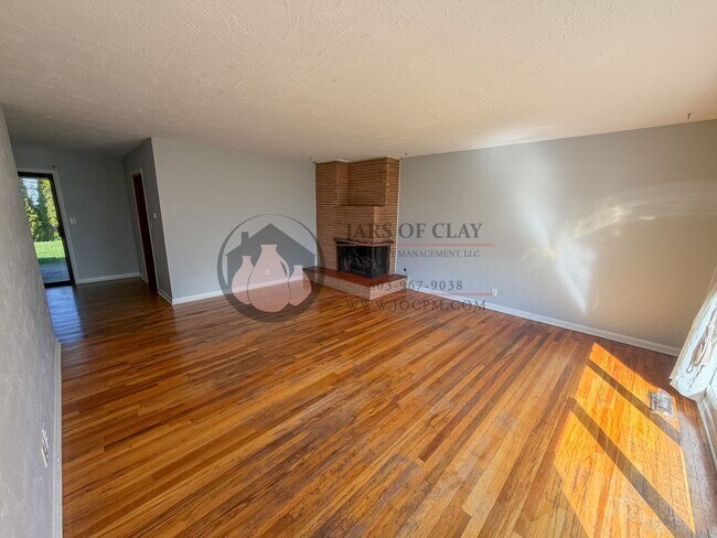 Building Photo - 3BR Single-Level Home in NE Salem | Tons of Storage!