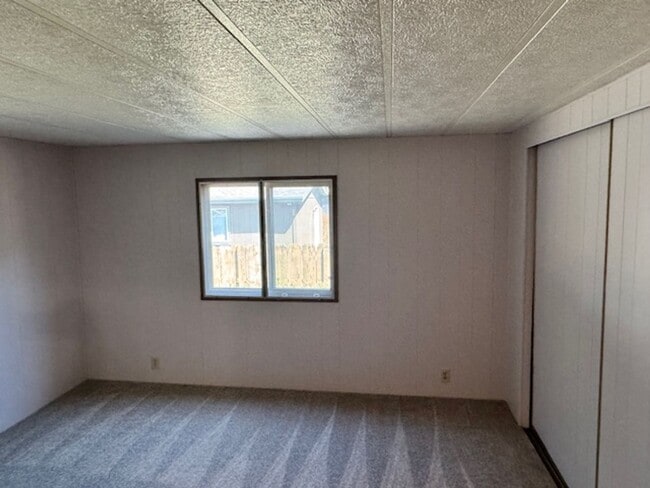 Building Photo - RARE FIND AVAILABLE NOW HOME IN ROGUE RIVER