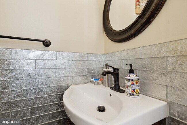 Building Photo - Amazing Opportunity to RENT This beautiful updated 3 levels TH. 3 beds and 3 .5 baths.