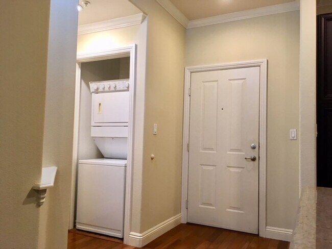 Building Photo - Watermarke: Lower 1 Bed 1 Bath Condo,