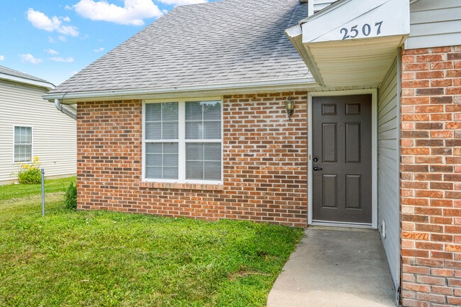 Building Photo - 2507 Carnation Dr
