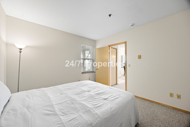 Building Photo - Hilltop 1BD I 1BA Condo + FREE month of re...